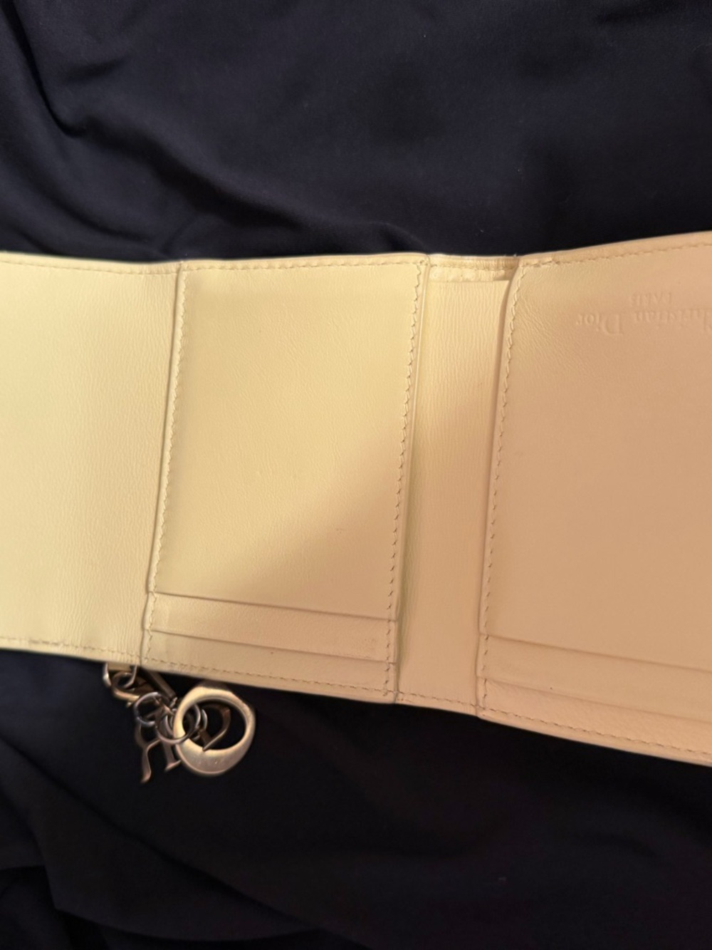 Christian Dior
Lady Dior Lotus Wallet Cannage Quilt Lambskin Compact - Picture 4 of 7